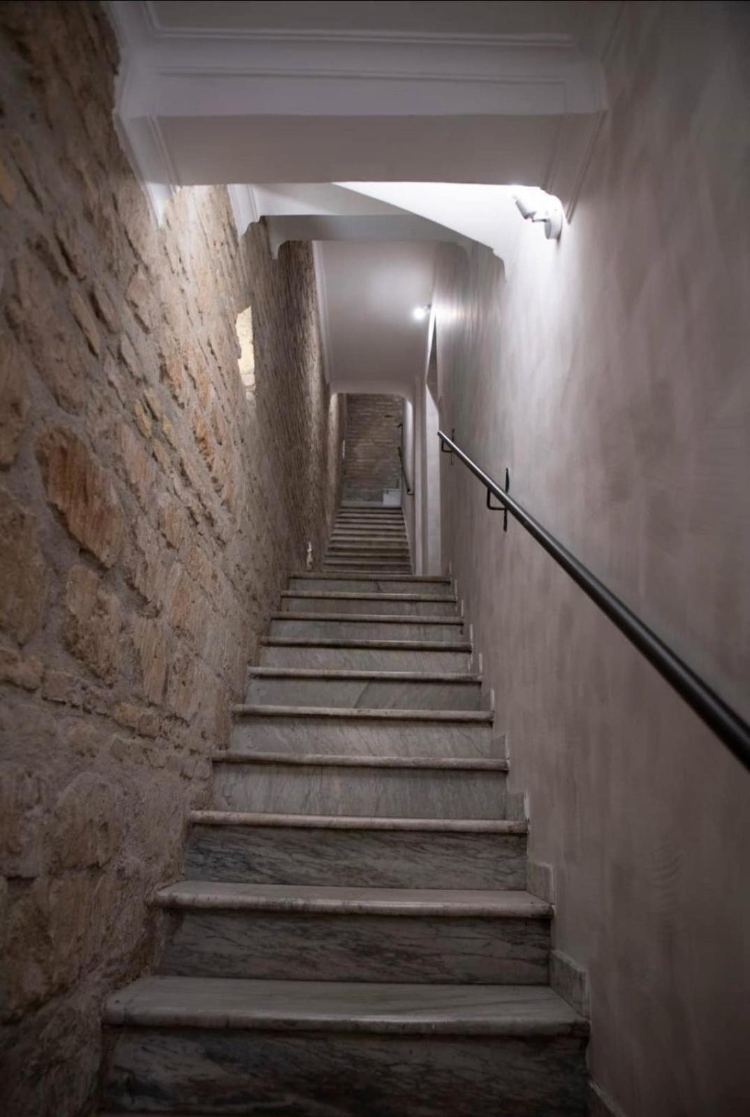 - 1 Floor * Rom
